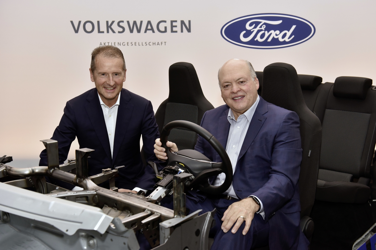 포드, 폭스바겐 양사 CEO가 폭스바겐 MEB 플랫폼에서 포즈를 취하고 있다. 사진: Volkswagen AG
