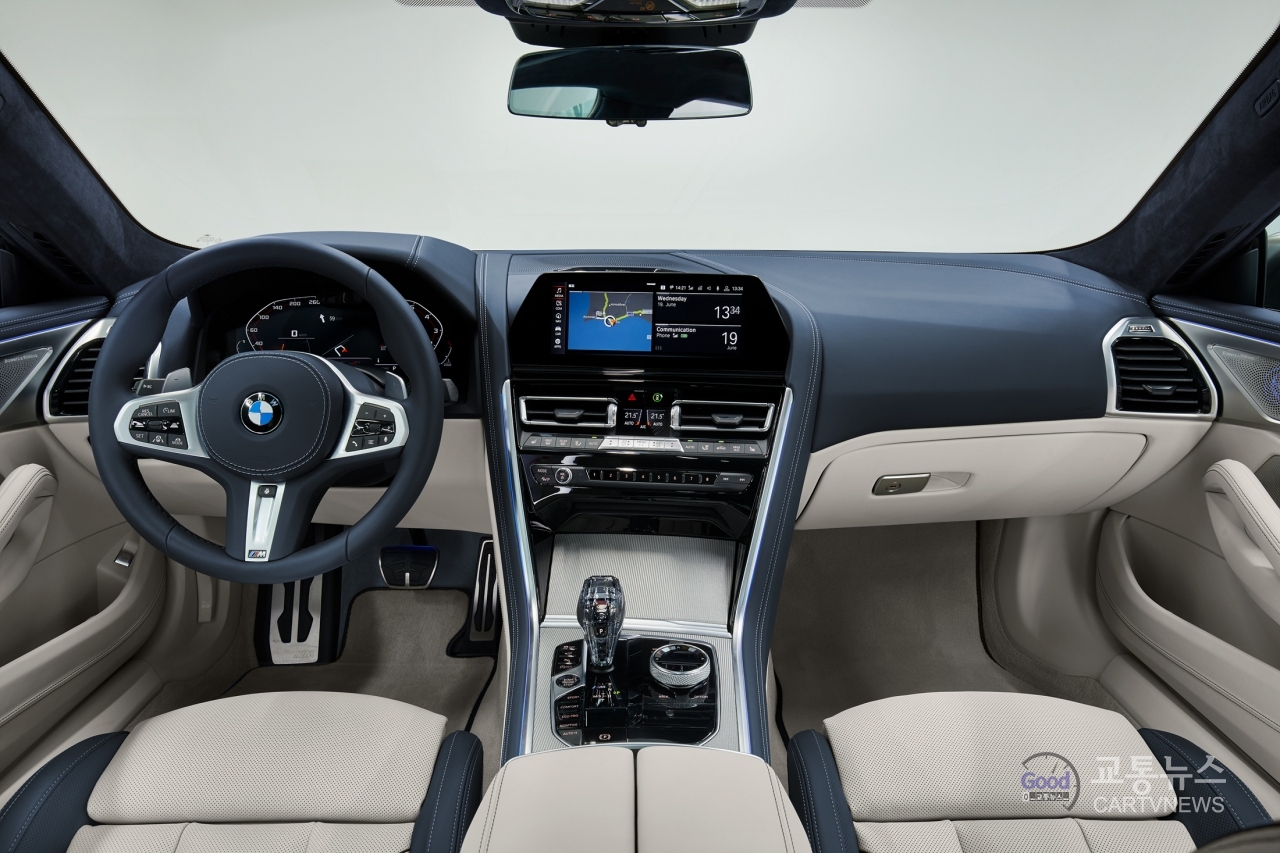 신형 8시리즈의 운전석을 깔끔한 디자인을 선보인다. 사진: BMW그룹 코리아