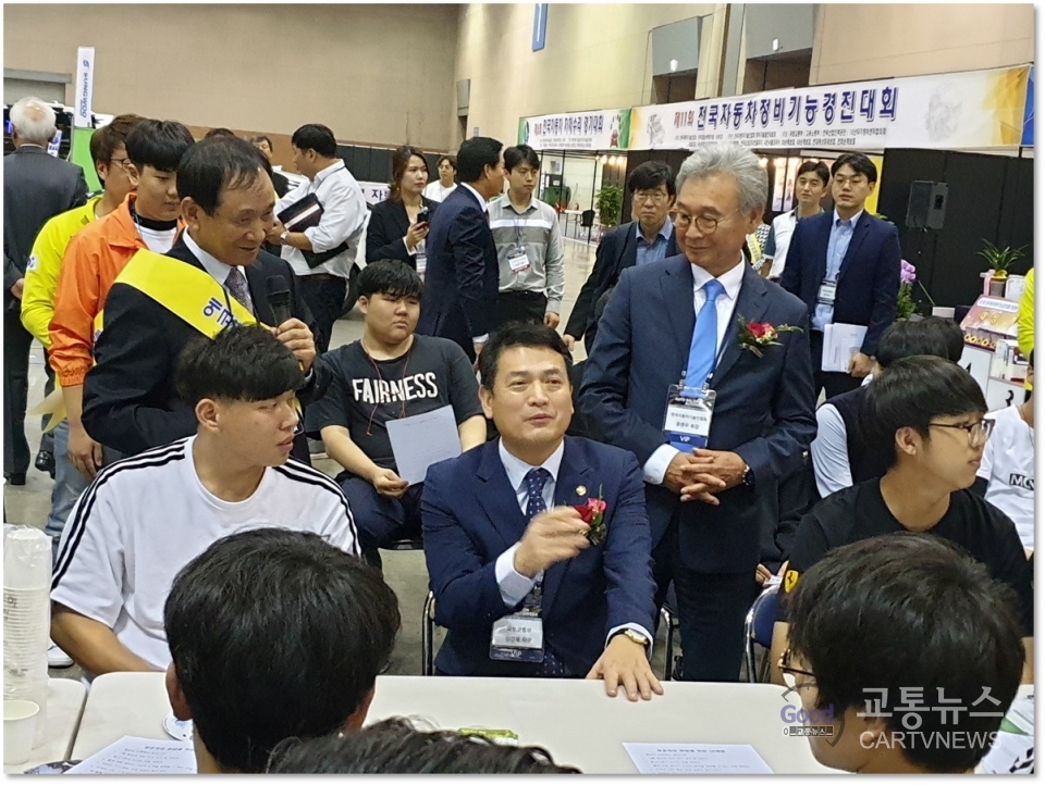 국토부 김경욱 차관이 구직 중인 청년들을 격려했다. 사진: 한차협