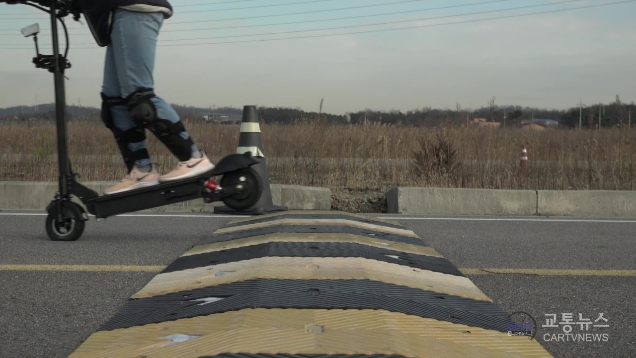 킥보드가 과속방지턱을 빠른 속도로 넘으면 바퀴가 들려 위험하다. 한국교통안전공단 시험영상 발췌.