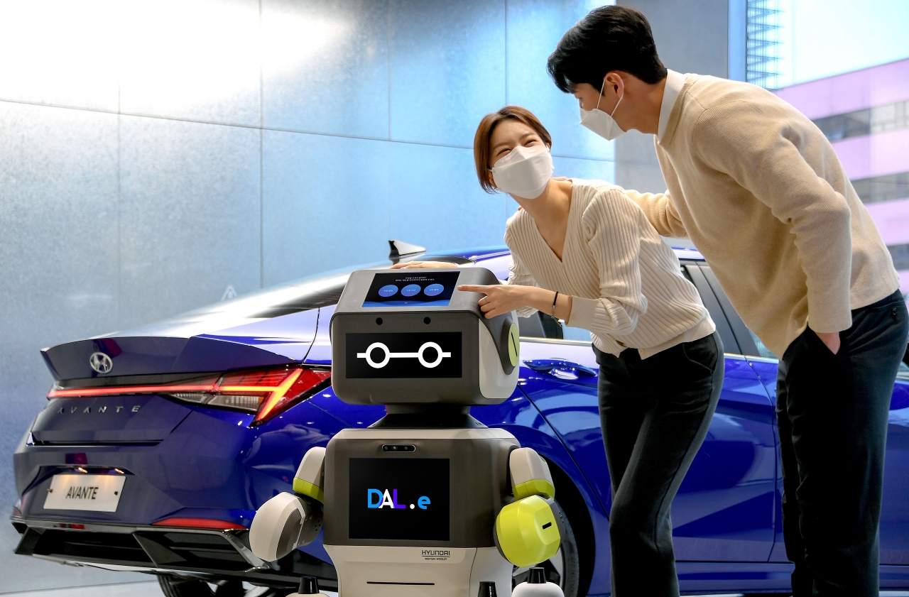 인공지능 로봇 DAL-e(달이)가 고객들에게 차량을 소개하는 모습. 사진=현대자동차그룹