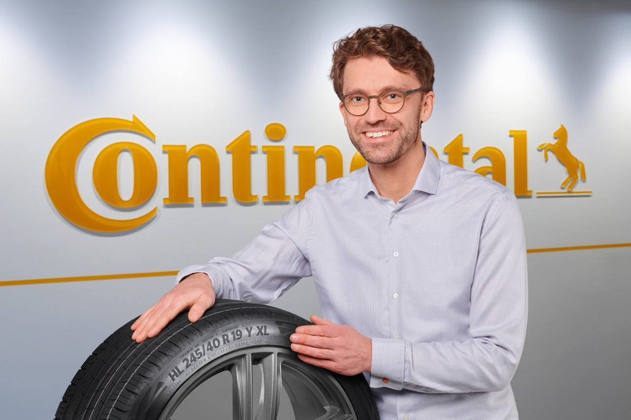 고하중 타이어를 개발한 스테판 하비흐트 박사(Dr. Stefan Habicht)가 HL 타이어를 설명하고 있다. 사진=콘티넨탈