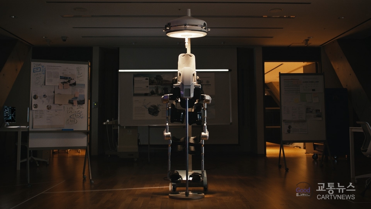 의료용 로봇으로 걸을 수 있게된 박준범 선수를 담은 '두 번째 걸음마' 영상. 사진=현대자동차그룹