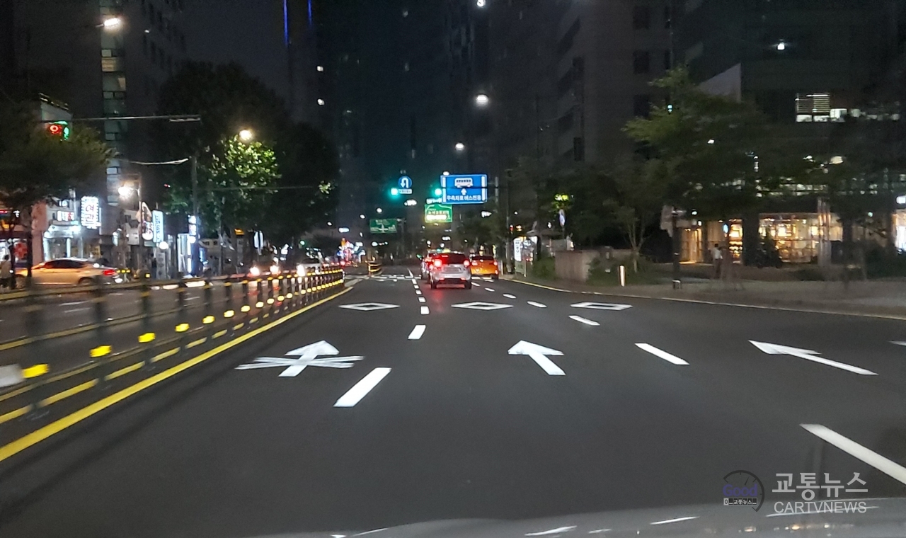 기준에 부합하는 휘도로 시공된 차선은 야간에 매우 선명하게 보인다. 사진=민준식