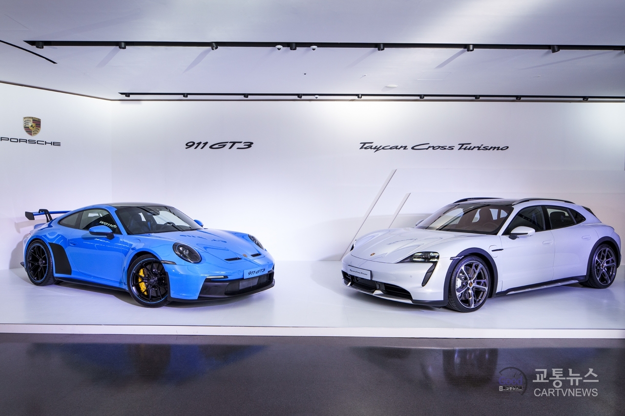 포르쉐 타이칸 크로스 투리스모(우)와 911 GT3가 국내 출시됐다. 사진=포르쉐코리아