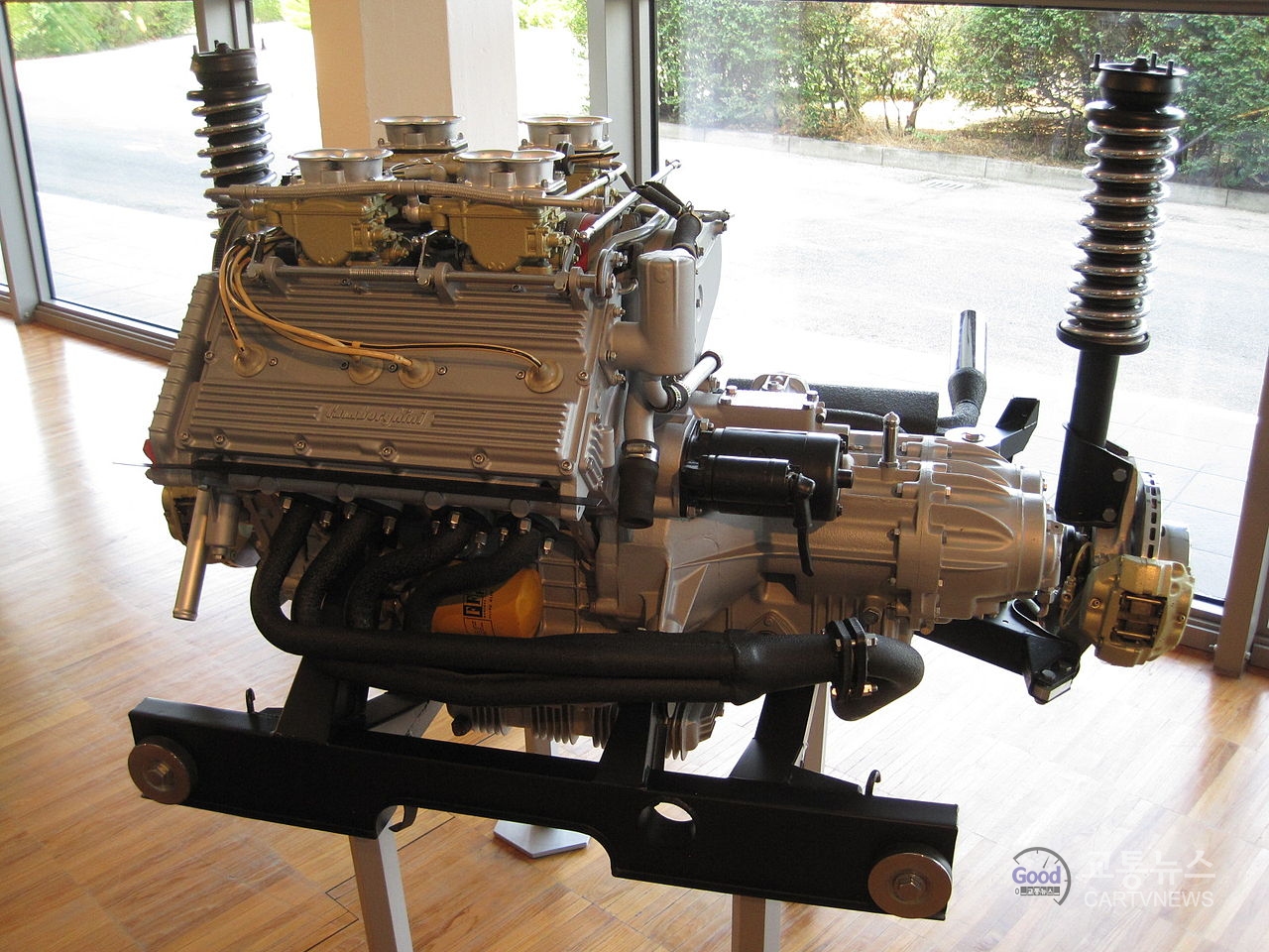 가로로 배치된 V8 엔진은 뒤 차축 바로 위에 얹힌다. 사진=Musée Lamborghini/위키미디아