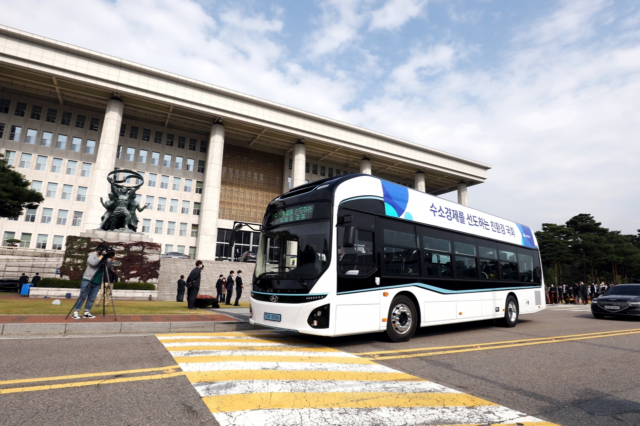 친환경 대중교통 수단으로 중국산 전기버스 대신 국산 수소버스를 활성화해야 한다. 자료사진=현대자동차