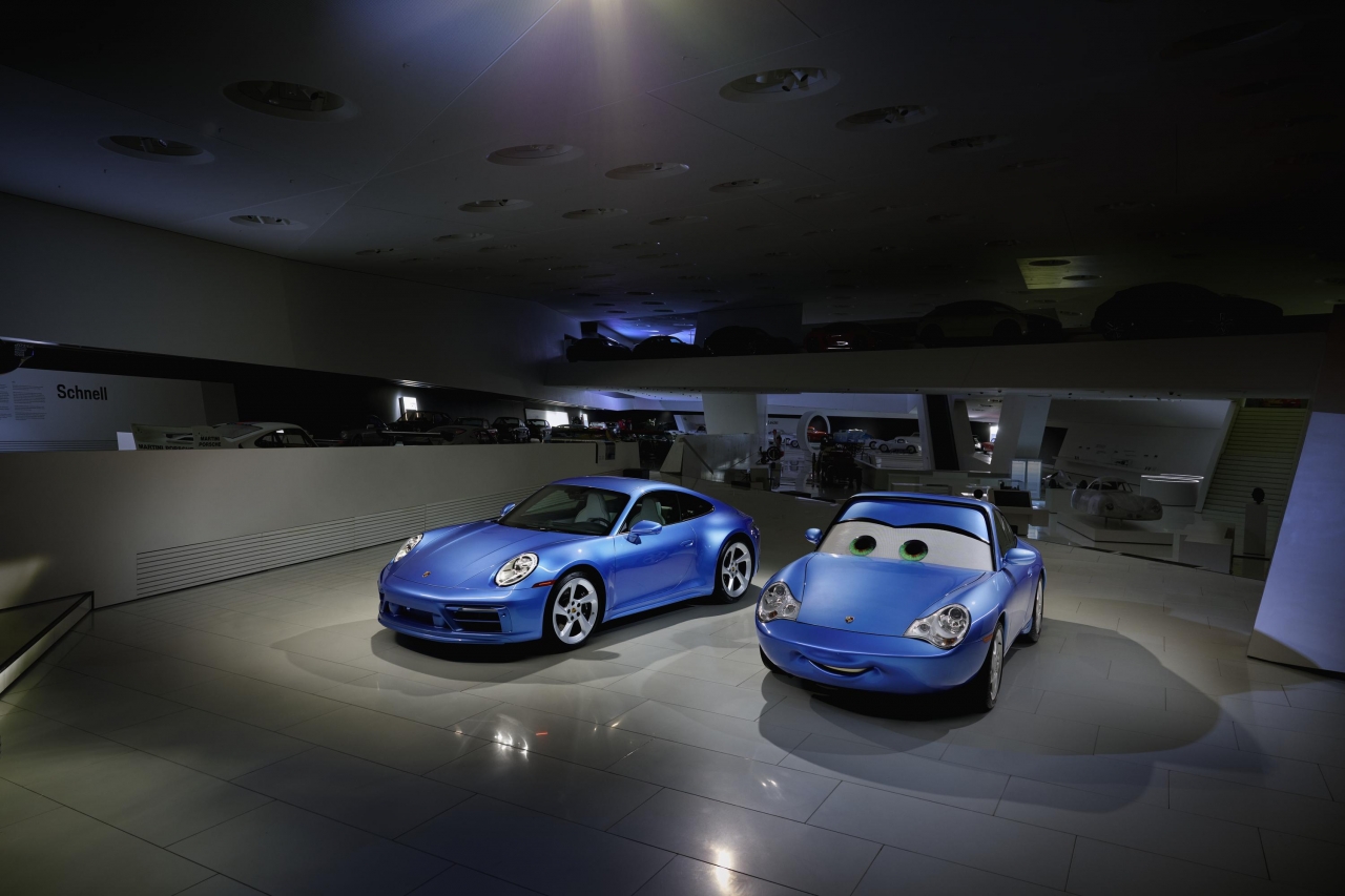 애니메이션 Cars에서 등장한 샐리 카레라(우)가 '911 샐리 스페셜'로 단 1대 제작돼 경매에 부쳐진다. 사진=포르쉐 AG