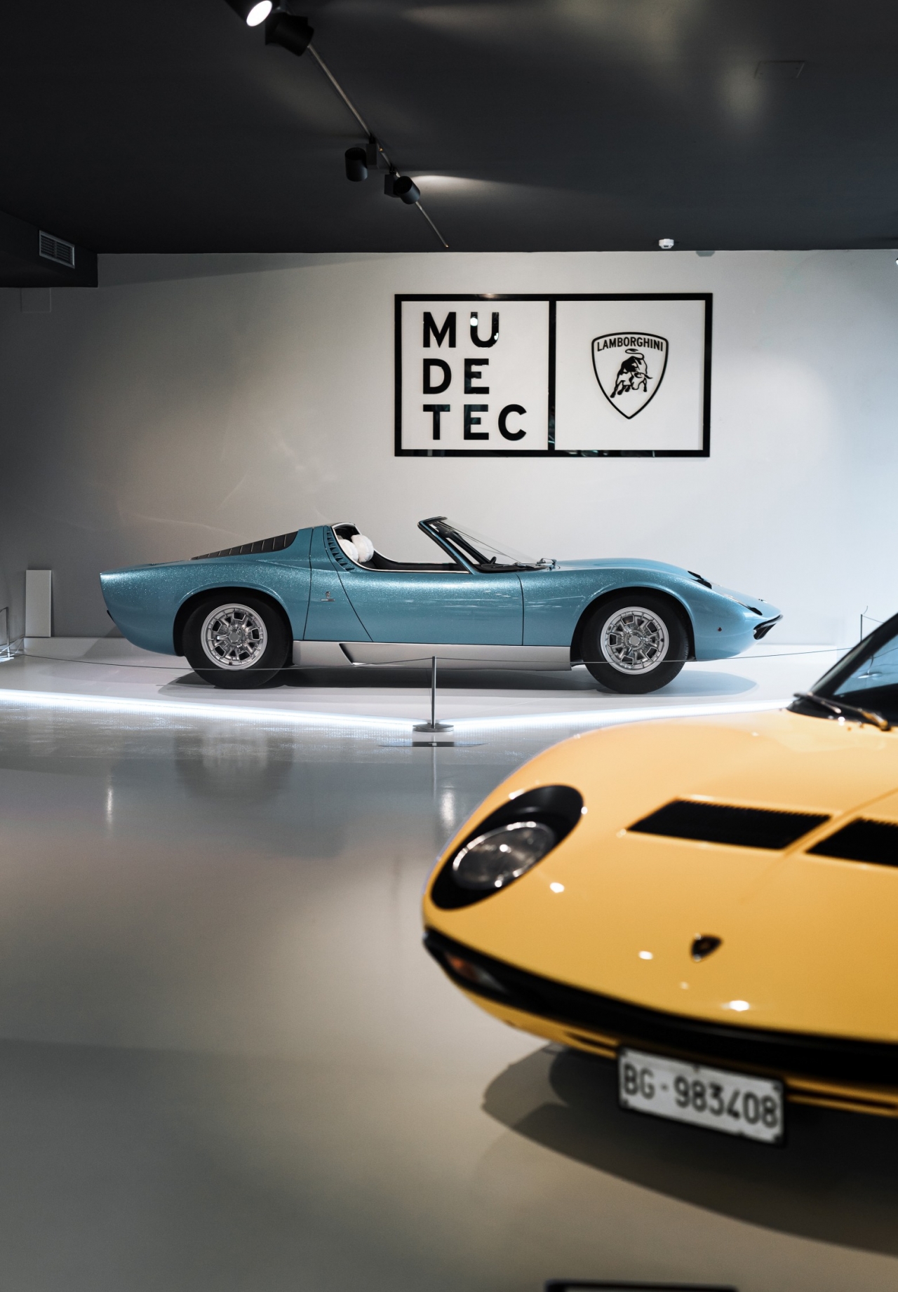 람보르기니의 전설 미우라의 원오프 모델 1968 미우라 로드스터와 노란색 미우라 일반보델. 사진=람보르기니