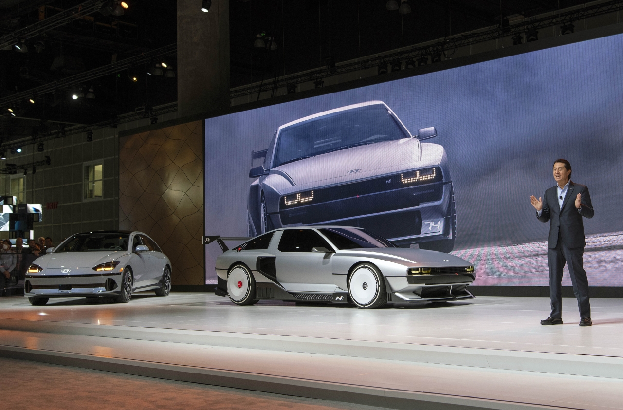 현대차가 LA오토쇼에서 아이오닉6와 N Vision 74를 공개했다. 사진=현대자동차