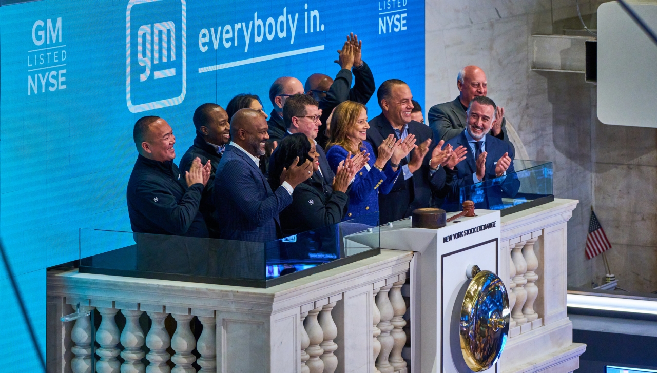 메리 바라 GM 회장과 임직원들이 뉴욕거래소에서 오프닝벨을 울리고 있다. 사진=제네럴모터스