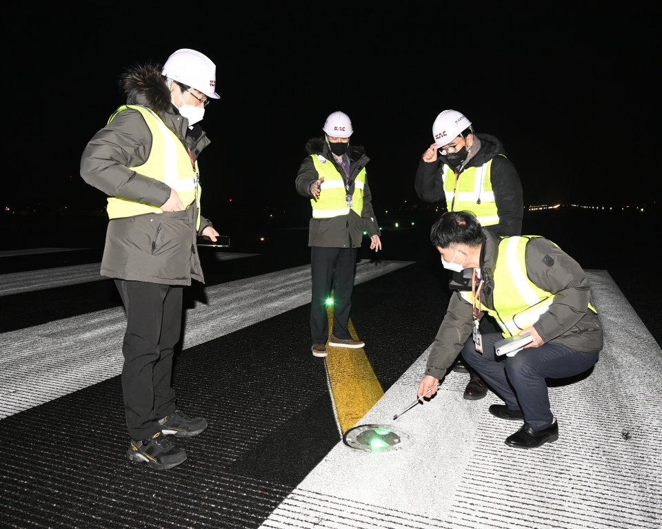 윤형중 한국공항공사 사장(왼쪽부터 2번째)이 활주로 시단에서 항공기 이착륙의 길잡이가 되는 유도로 중심선등을 점검하고 있다.