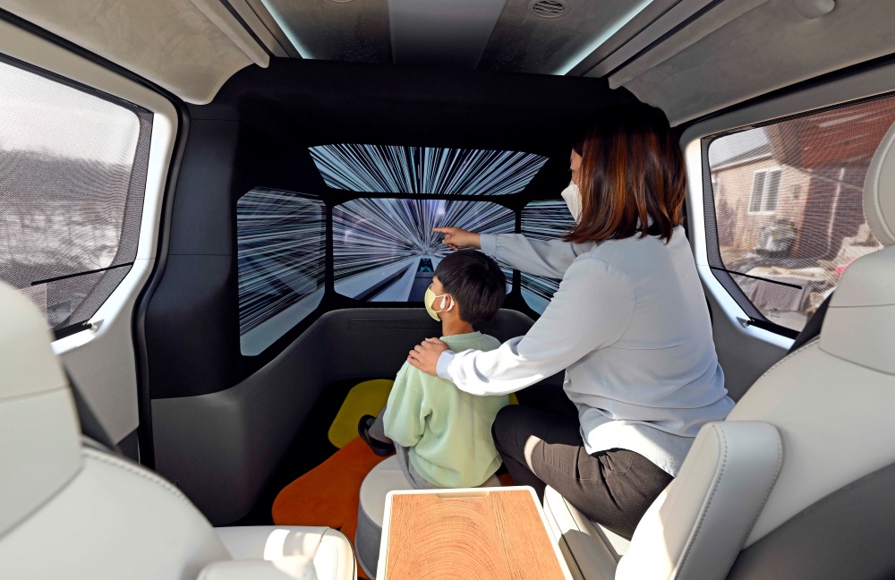현대자동차그룹은 학대 피해 아동들의 치료를 돕기 위해 디지털 테라피 (Digital Therapeutics, 이하 DTx)라는 새로운 접근방식을 도입한 이동형 상담 모빌리티 ‘아이케어카(iCAREcar)’를 13일 공개했다.