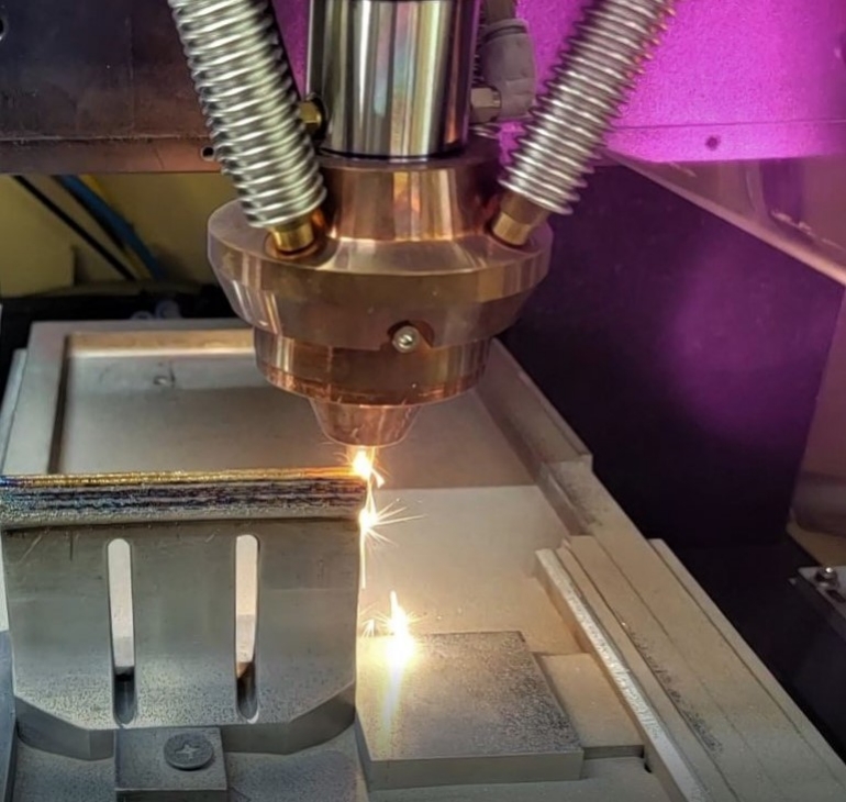 한국타이어앤테크놀로지와 한국원자력연구원이 개발한 금속 3D 프린터로 Ti 합금 블레이드의 손상부를 복원하고 있다.