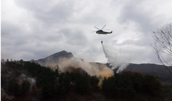 충남 지역에서 발생된 산불을 진화하는 소방헬기