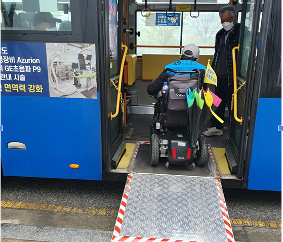 저상버스 발판식 리프트에 의존해 하차하는 휠체어