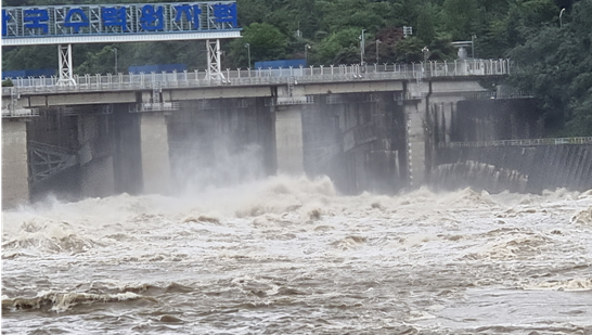 ​2022년 6월 남한강 주변 홍수를 막기 위해 팔당 수문 열었다​