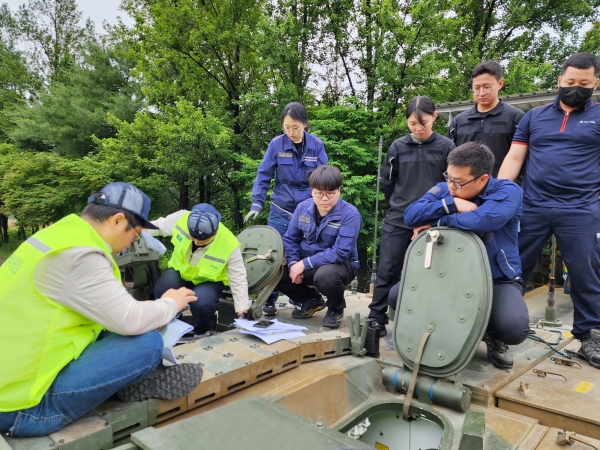  21일 11사단 56전차대대를 방문해 K2전차를 점검하는 현대로템직원